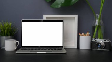 Siyah masanın üzerinde fotokopi alanı olan modaya uygun fotoğrafçı iş yeri. 