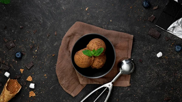 Draufsicht auf Sommer-Dessert mit Schokoladengeschmack Eis in schwarzer Schüssel — Stockfoto