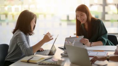Modern toplantı odasında UI projesi hakkında ekip başvuru geliştirici brifinginin kırpılmış görüntüsü