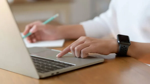 Visão Perto Jovem Universitária Trabalhando Laptop Enquanto Escreve Notebook Espaço — Fotografia de Stock
