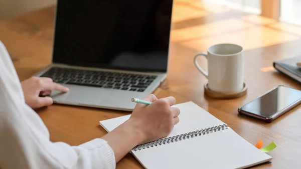 Vista Vicino Una Giovane Studentessa Che Lavora Laptop Mentre Scrive — Foto Stock