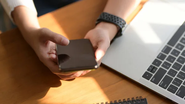 Närbild Kvinna Som Använder Smartphone Medan Avslappnad Form Arbete Enkel — Stockfoto