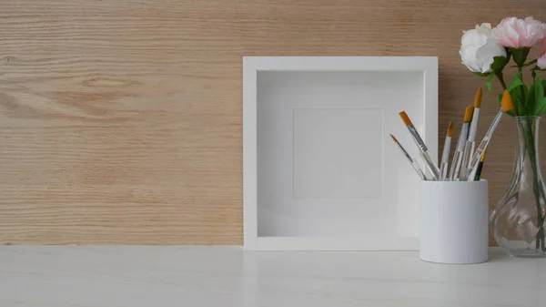 Close Zicht Eenvoudige Werkplek Met Kopieerruimte Mock Frame Penseel Glazen — Stockfoto
