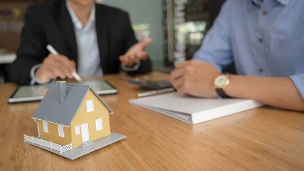 Vista Perto Agente Imobiliário Usando Tablet Tela Branco Apresentando Cliente — Fotografia de Stock