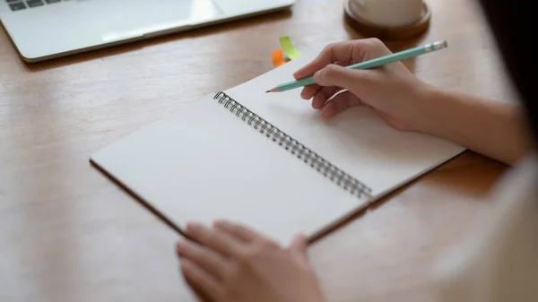 Vista Cerca Una Mujer Que Escribe Cuaderno Maqueta Con Ordenador — Foto de Stock