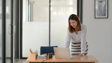İş kadınının rahat ofis odasında çalışırken çekilmiş görüntüsü.