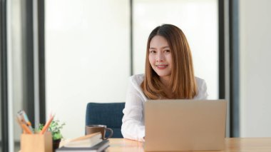 Rahat ofis odasındaki çalışma yerinde çalışan kadın girişimcinin görüntüsü.