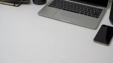 Bilgisayarlı, akıllı telefonlu ve beyaz masa arkaplanındaki en küçük çalışma alanının kırpılmış görüntüsü