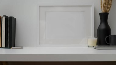 Bilgisayarla minimal çalışma alanı görünümünü kapat, çerçeve, dekorasyon ve beyaz masa üzerinde beyaz duvar arkaplanı olan kopyalama alanı oluştur