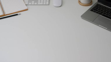 Laptop, kablosuz bilgisayar aygıtı, kırtasiye malzemesi ve beyaz masa arkaplanındaki kopyalama alanı ile asgari çalışma alanı görüntüsü