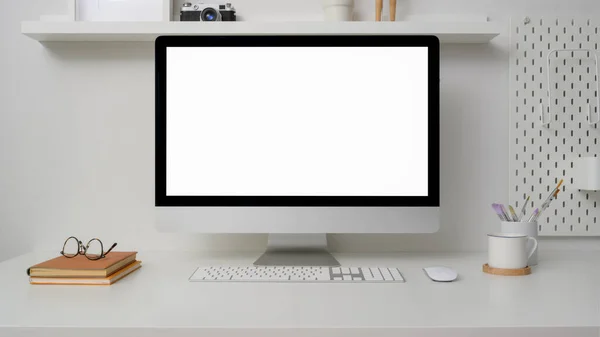 Közelkép Minimális Munkaterületről Üres Képernyős Számítógéppel Irodai Kellékekkel Dekorációkkal Fehér — Stock Fotó