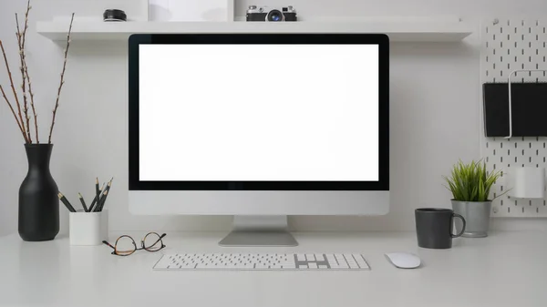 Közelkép Egyszerű Munkaterület Üres Képernyős Számítógép Dekorációk Másolás Helyet Fehér — Stock Fotó