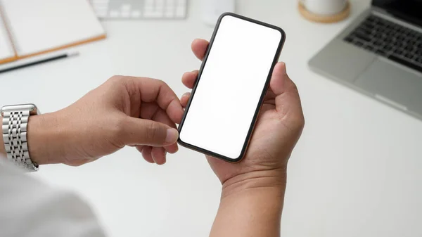 Beskuren Bild Affärsman Som Håller Blank Skärm Smartphone Vitt Skrivbord — Stockfoto