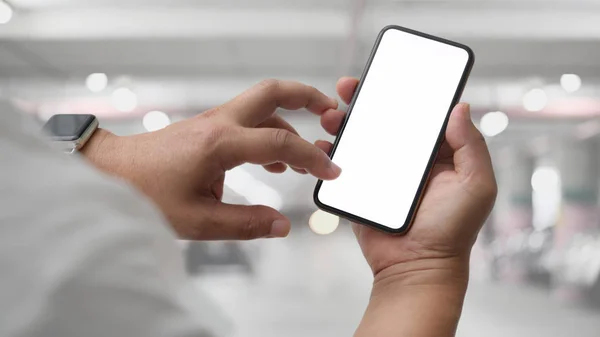 Närbild Bild Affärsman Med Hjälp Blank Skärm Smartphone När Står — Stockfoto