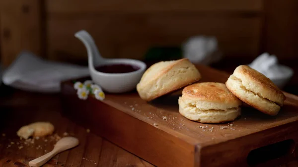 Närbild Scones Med Jordgubbssylt Trä Bricka Traditionella Brittiska Scones — Stockfoto