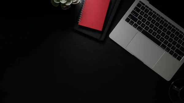 Bovenaanzicht Van Stijlvolle Werkruimte Met Laptopcomputer Notebooks Kopieerruimte Zwarte Tafel — Stockfoto