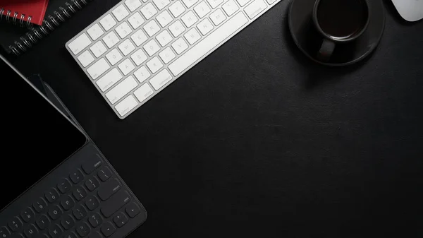 Dijital Tablet Bilgisayar Klavyesi Kahve Fincanı Siyah Masa Üzerine Kopyalama — Stok fotoğraf