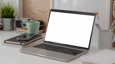 Basit tasarım çalışma alanının görüntüsü sunucu, çerçeve, kamera, boya fırçası ve ofis malzemeleri beyaz masa üzerinde.