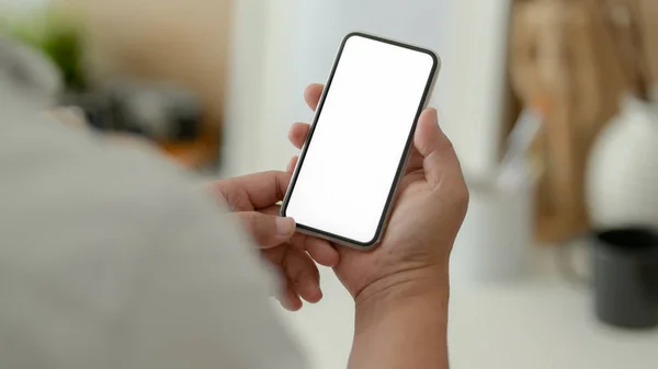 Обрезанный Снимок Мужчины Дизайнера Показывающий Чистый Экран Смартфона Время Работы — стоковое фото