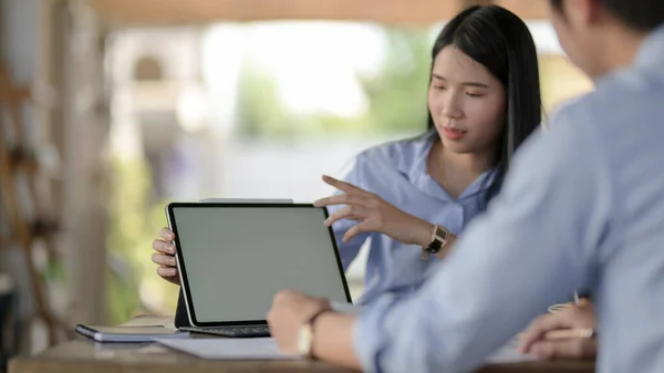 Imagen Recortada Una Mujer Negocios Explicando Proyecto Con Una Tableta —  Fotos de Stock