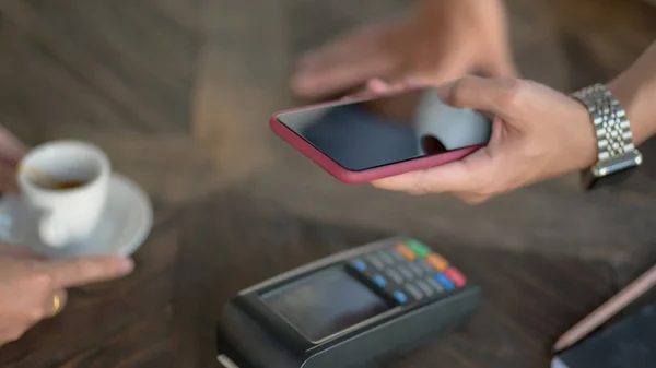 Cropped Shot Male Customer Using Smartphone Online Payment Wooden Desk — Stock Photo, Image