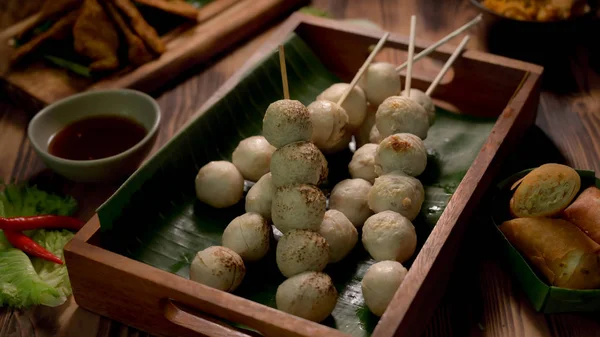 Beskåret Skud Thailandsk Traditionel Gademad Med Grillede Kødboller Stegte Forårsruller - Stock-foto