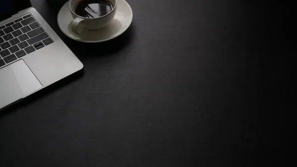 Gehakte Opname Van Eenvoudige Werkruimte Met Laptop Koffiebeker Kopieer Tempo — Stockfoto