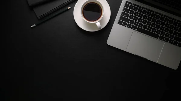 Overhead Shot Dark Modern Workspace Laptop Stationery Coffee Cup Copy — Stock Photo, Image