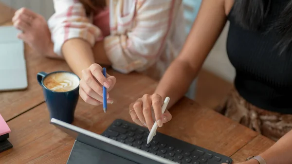 Beskuren Bild Två Unga College Flicka Samråd Sitt Uppdrag Med — Stockfoto