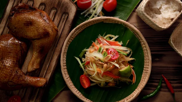 Vista Superior Ensalada Somtum Papaya Comida Tradicional Tailandesa Con Pollo — Foto de Stock