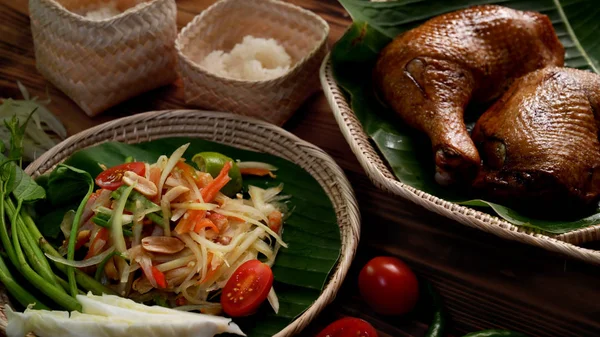 Tiro Salada Somtum Mamão Comida Tradicional Tailandesa Com Frango Grelhado — Fotografia de Stock