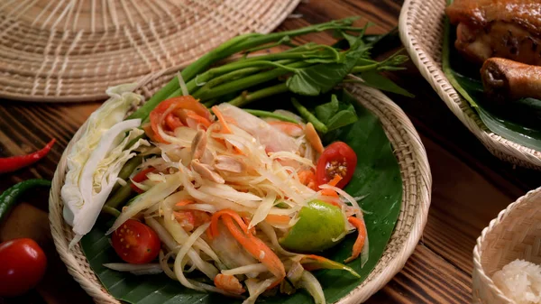 Vista Cerca Ensalada Somtum Papaya Comida Tradicional Tailandesa Con Pollo —  Fotos de Stock