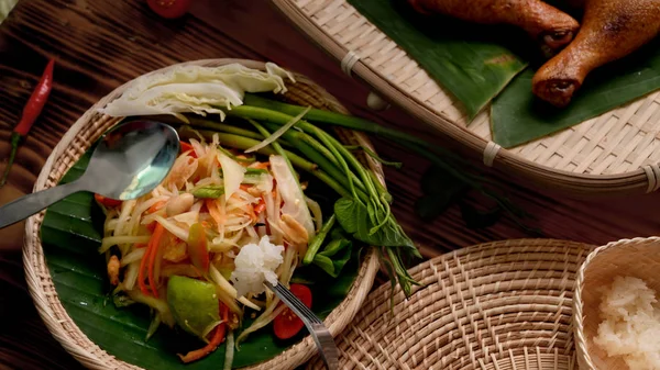 泡菜或木瓜沙拉 泰国传统食品 用鸡烤和柳条做成的糯米 放在乡村餐桌上 — 图库照片
