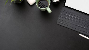 Kablosuz aygıt, kamera, kahve fincanı ve siyah masadaki fotokopi alanı ile fotoğrafçı çalışma alanının üst görüntüsü