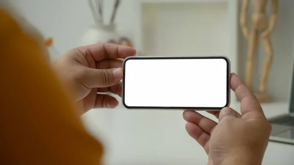 Gehakt Schot Van Mannelijke Kunstenaar Houden Horizontale Blanco Scherm Smartphone — Stockfoto