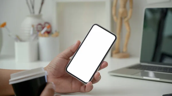 Närbild Professionell Designer Med Hjälp Blank Skärm Smartphone Och Hålla — Stockfoto