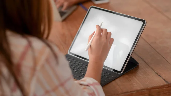 Close Uitzicht Jonge College Meisje Tekening Mock Digitale Tablet Met — Stockfoto