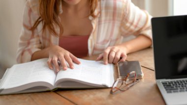 Modern kütüphanedeki final sınavına hazırlanmak için kitap okuyan lise ya da üniversite öğrencilerine yakından bakın.