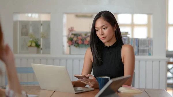 Närbild Unga College Flicka Med Hjälp Smartphone För Att Hitta — Stockfoto