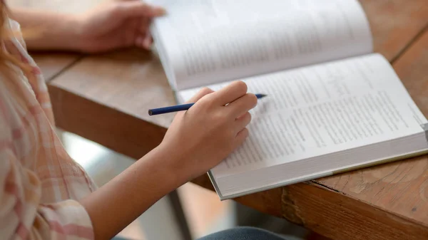 Recorte Joven Universitaria Leyendo Libro Para Encontrar Información Para Tesis — Foto de Stock