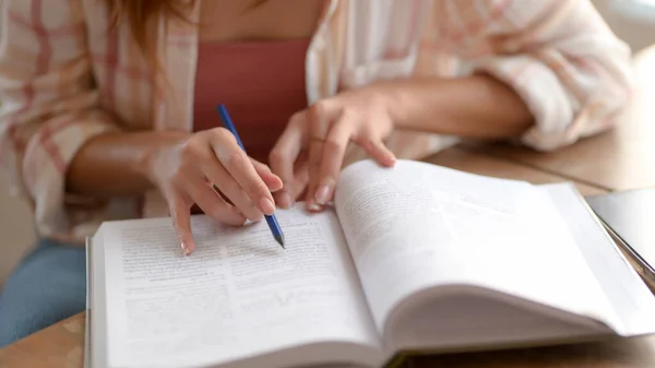 Recortado Disparo Joven Universitaria Leyendo Libro Para Encontrar Información Para — Foto de Stock