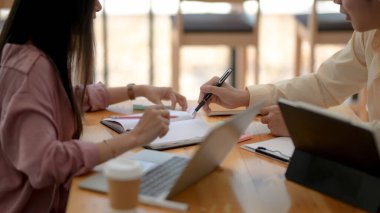 Sınava hazırlanmak için üniversite öğrencilerinin kafeteryada oturup birlikte kitap okuduğu sahneler.