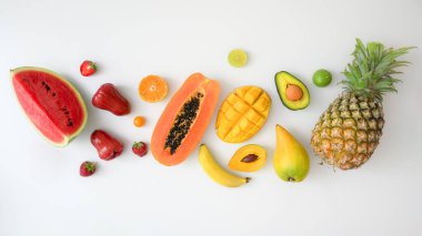 Egzotik meyveler, yaz meyveleri ve beyaz arka planda izole edilmiş tropikal meyveler.