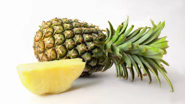 Lähikuva Koko Viipaloitu Kypsä Ananas Trooppisia Hedelmiä Eristetty Valkoisella Pohjalla — kuvapankkivalokuva