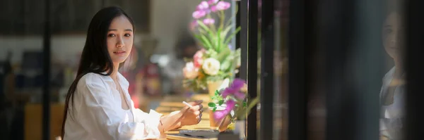 Gehakt Schot Van Jonge Vrouw Universitaire Student Werken Aan Haar — Stockfoto