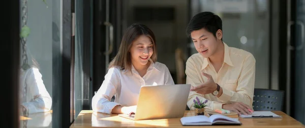 Close View Van Twee Universiteitsstudenten Die Advies Geven Hun Opdracht — Stockfoto