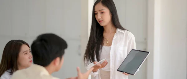 Zijaanzicht Van Jonge Universitaire Studenten Groep Voor Bereiden Hun Presentatie — Stockfoto