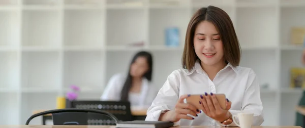 Close Άποψη Της Νεαρής Φοιτήτρια Πανεπιστήμιο Χρησιμοποιώντας Οριζόντια Smartphone Ενώ — Φωτογραφία Αρχείου