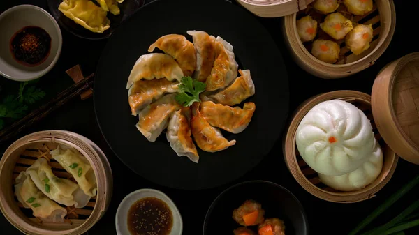 黒板の揚げ餃子 中国の餃子 塩卵のポークボールと伝統的な蒸し器で提供されるパンとディム合計のトップビュー — ストック写真