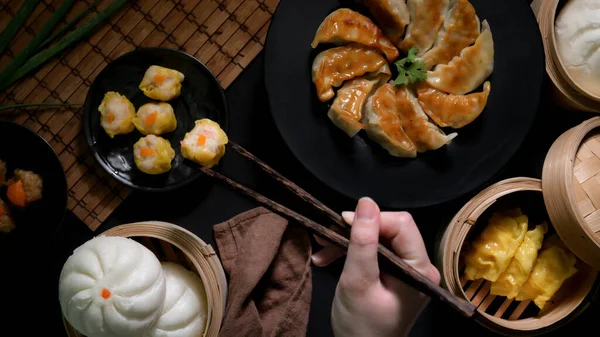 Pandangan Utama Perempuan Makan Dim Sum Dengan Pangsit Cina Roti — Stok Foto